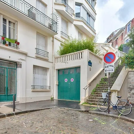 ❁ Spacious Studio Near Buttes Chaumont ❁ Lägenhet
